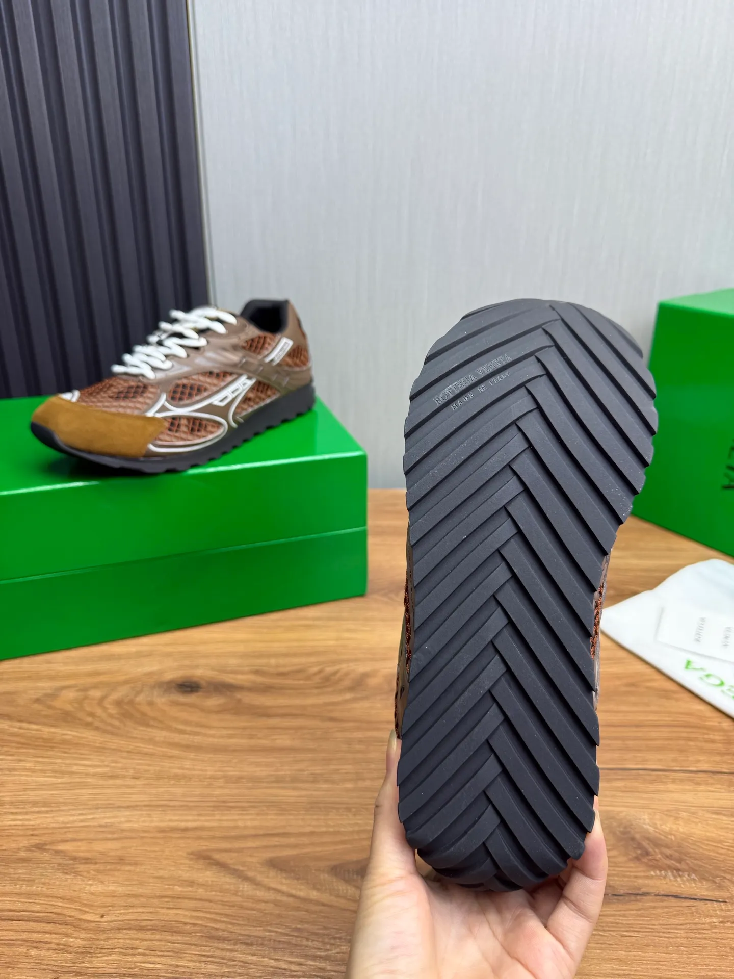 Men's men's shoes 💰620💰 BV top version 𝘽𝙊𝙏𝙏𝙀𝙂𝘼 𝙑𝙀𝙉𝙀𝙏𝘼 Orbit sneakers Wang Yibo same style couple style dad shoes 🩷💚 Runner sneakers, made of lightweight technical mesh fabric. Features a geometric patterned rubber outsole. Pay attention to the package craftsmanship ❕ High version shipping ❗️ Very nice, durable to play with and durable to make ✔️ Standard version 💯💯 The outsole is made of color-blocked TPU outsole. Women’s model 35-41 (40 41 customized) Men’s model 39-46 (45.46 customized) Equipped with original packaging